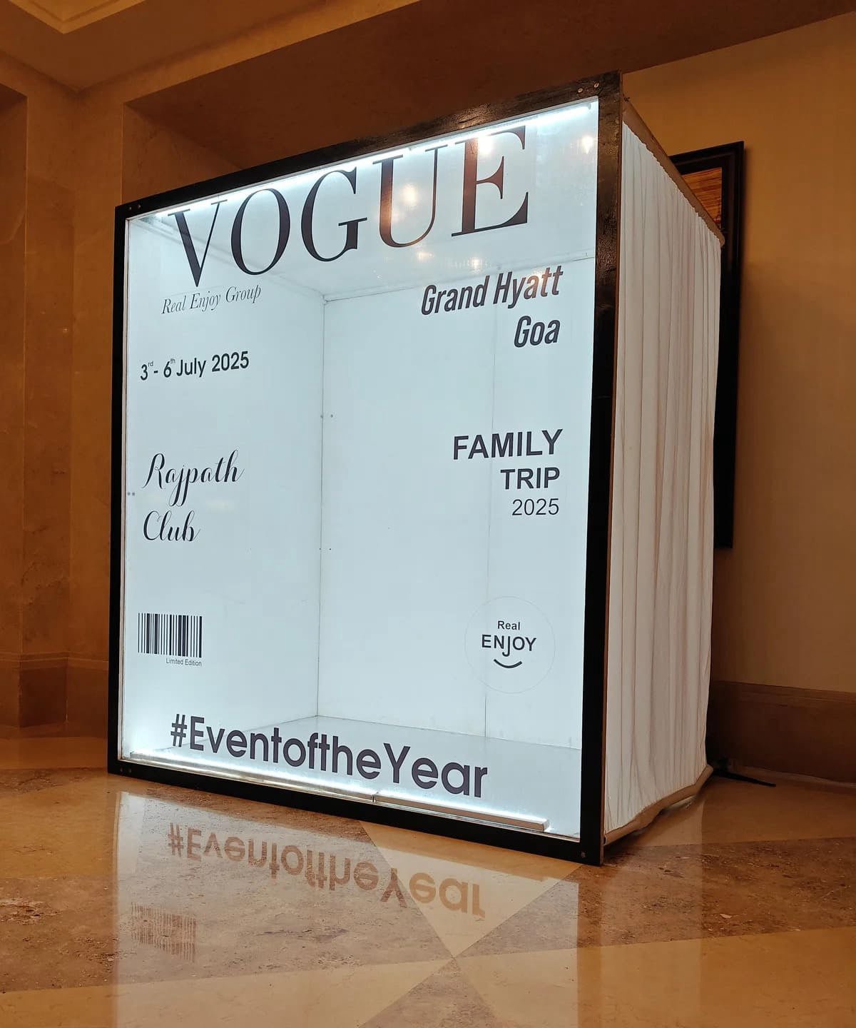 Magazine-style photo booth